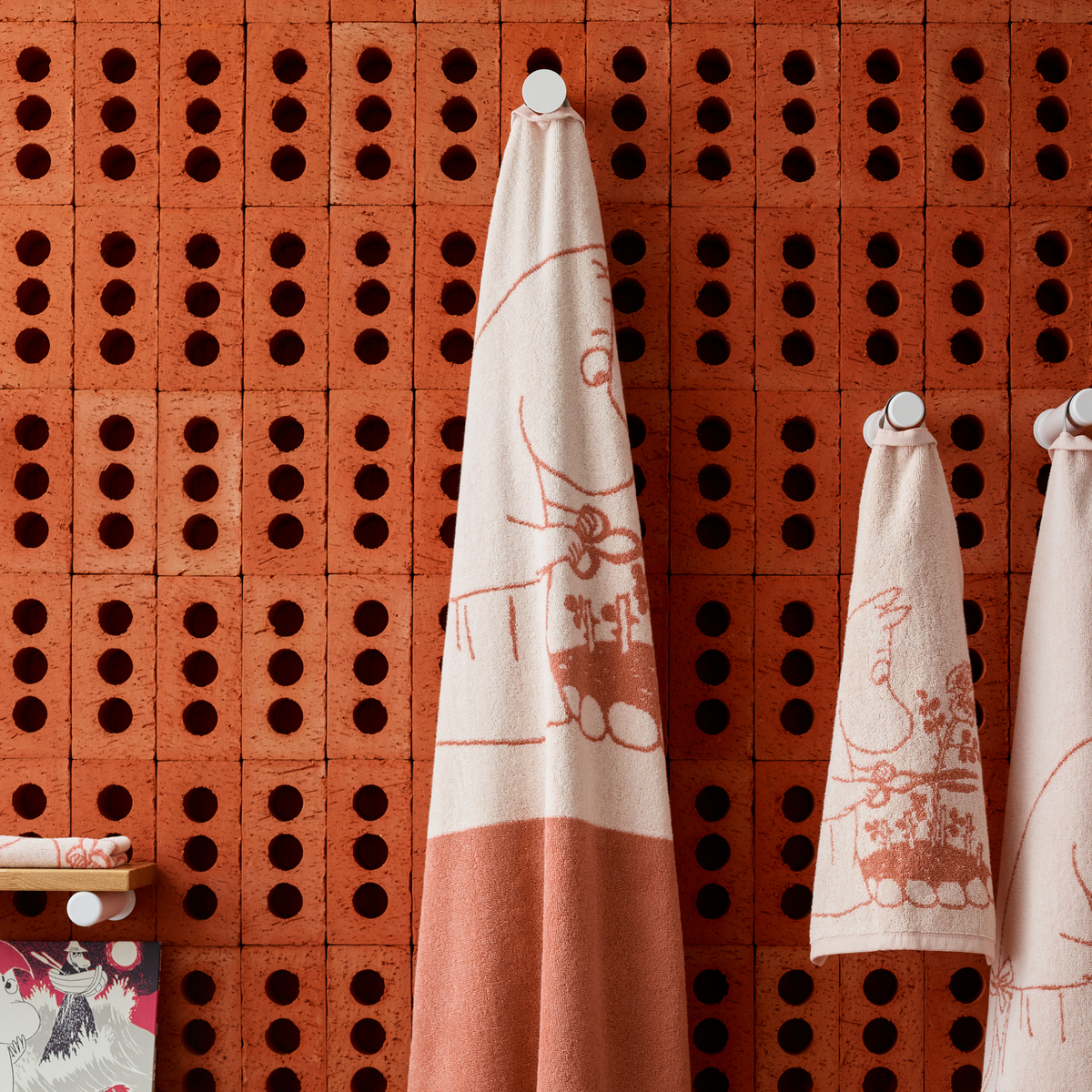 Moominmamma Bath Towel 70x140cm Beige - The Official Moomin Shop